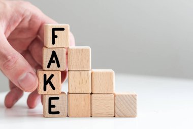 Sahte haber içeren ahşap harfler. Gazetecilik, propaganda, sosyal medya. Yüksek kalite fotoğraf