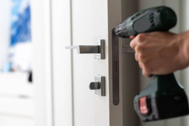 Oturma odasında kapı kolunu tamir eden bir adam. Yüksek kalite fotoğraf