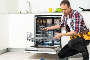Genç Erkek Teknisyen Mutfakta bulaşıkçı. Yüksek kalite fotoğraf