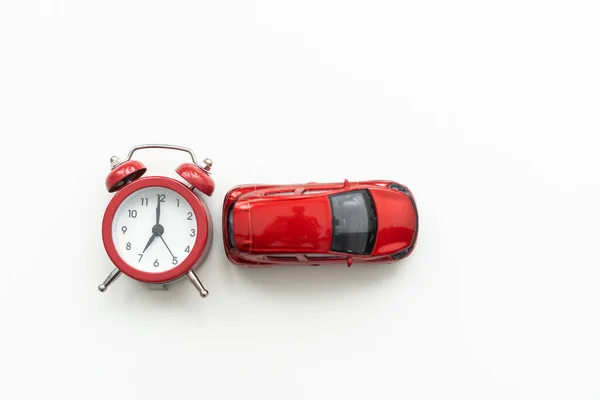 Kırmızı Alarmlı Saat Oyuncak Araba Yeni Bir Araba Alma Fikri — Stok fotoğraf