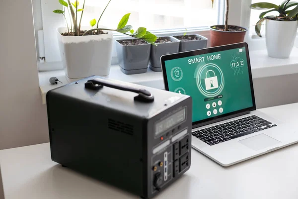 зарядна станція, ноутбук, вазони на підвіконні