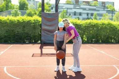 Anne ve kızı basketbol oynarken