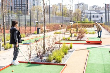 Ailece yazın mini golf oynuyoruz..