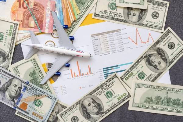 Speelgoedvliegtuig Euro Cash Achtergrond Reizen Met Het Vliegtuig Conceptueel Beeld — Stockfoto