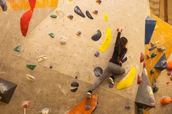 トップに到達するために壁を登る若い努力 — ストック写真