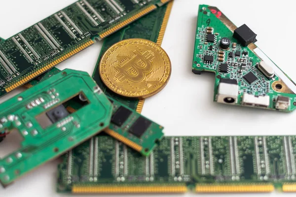 Close Van Goud Bitcoin Computer Componenten Achtergrond Technologie Digitale Valuta — Stockfoto