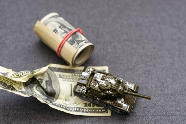 Tank ve dolar, savaş ve ekonomik kriz. Yüksek kalite fotoğraf