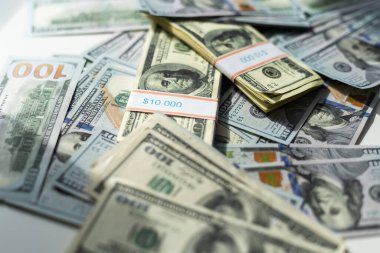 Kırpma yolu olan beyaz bir arka plana yığılmış yüz dolarlık banknotlar yığını. Yüksek kalite fotoğraf