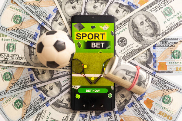 Монитор с чемпионскими кубками, спортивными мячами и золотыми монетами в темной сцене с неоновыми ромбовыми рамами и голограммой цифровых колец. Высокое качество фото