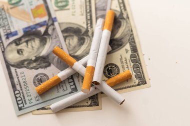 Sigara, Amerikan dolarlarının arka planında. Yüksek kalite fotoğraf