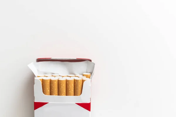 Egy Csomag Cigaretta Közelről Fehér Háttérrel Kiváló Minőségű Fénykép — Stock Fotó