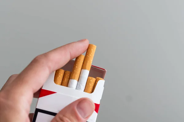 Balíček Cigaret Ruce Izolovaný Bílém Pozadí Kvalitní Fotografie — Stock fotografie