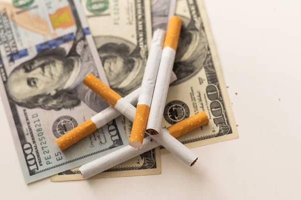 Cigarety Pozadí Amerických Dolarů Kvalitní Fotografie — Stock fotografie