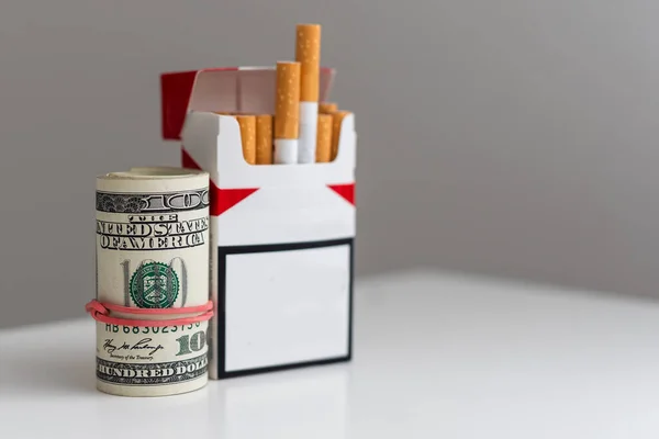 Yüz Dolarlık Banknotların Üzerinde Bir Paket Sigara Yüksek Sigara Maliyeti — Stok fotoğraf