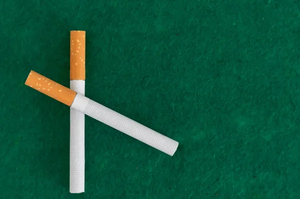 白色背景上的十字香烟 停止吸烟 高质量的照片 — 图库照片