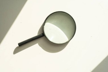 Beyaza izole edilmiş büyüteç. Yüksek kalite fotoğraf