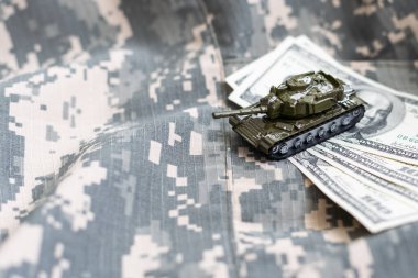 Rusya 'da ekonomik kriz. Rus rublesi üzerinde oyuncak askeri tank. Ukrayna 'da savaş, ekonomik yaptırımlar ve Rusya' da enflasyon. Yüksek kalite fotoğraf