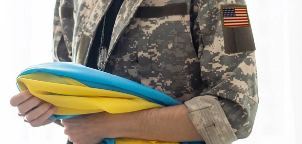 Американский Флаг Солдатских Руках Флаге Украины Заднем Плане Американская Военная — стоковое фото
