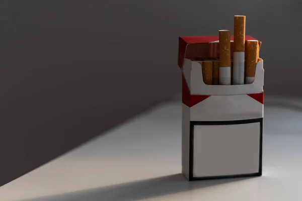吸烟的概念 空白无名称香烟包被隔离在黑色背景 文本空间 — 图库照片