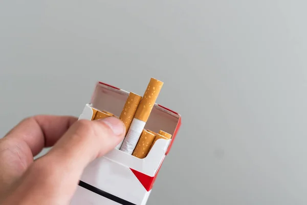 白い背景に隔離された手のタバコのパック 高品質の写真 — ストック写真