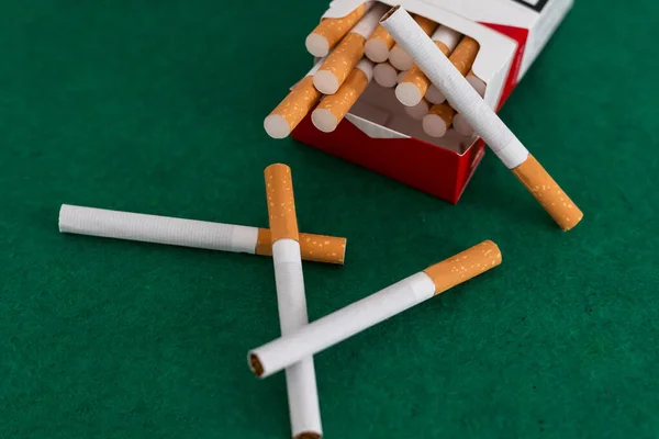 Kevés Cigaretta Szűrő Közelkép Zöld Háttér Kiváló Minőségű Fénykép — Stock Fotó