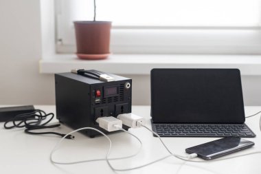 Taşınabilir çoklu şarj istasyonu, güç teknolojisi.