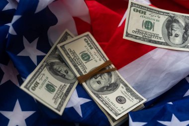 Amerikan bayrağı ve dolar banknotları. İş ve finans kavramı.