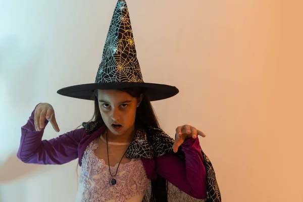 Joyeux Concept Effrayant Halloween Petite Fille Sorcière Jouant Rôle Paranormal — Photo