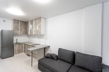 Açık mutfak ve oturma odası olan çağdaş bir daire..