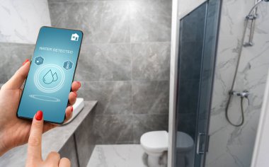 Su saptanmış ev kontrol uygulamalı akıllı telefon.