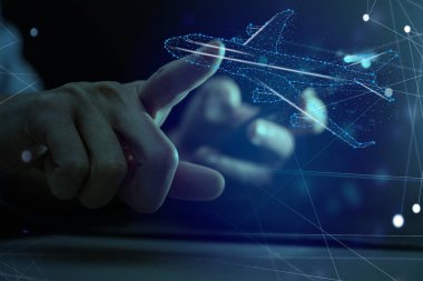 Sayısal ekranda dizüstü bilgisayarla uluslararası seyahat ve online rezervasyon kavramı ve noktalı satırlarla birbirine bağlı düzlem sembolleri.