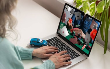 Erkek ellerinin zaferle yumruklarını sıktığı ön manzara. Bilgisayarını ve akıllı telefonunu bahisçilerin internet sitesinde ve mobil uygulamasında bahis oynamak için kullanan bir adam. Yüksek kalite fotoğraf