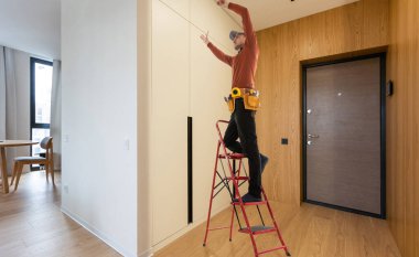 İnşaatçı, apartmanda tamirat işi.