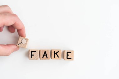 İş Kadınları El, Tahta Kübik Blokları Sahte Kelimeden Gerçeklere Değiştiriyor. Yüksek kalite fotoğraf