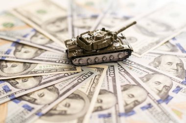 Askeri tank, Amerikan dolarları. Kavram: Ukrayna 'ya askeri ve mali yardım, yüksek silah maliyetleri, Amerika' dan silah tedariği. Yüksek kalite fotoğraf