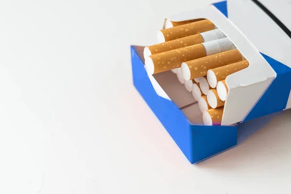 Pacote Azul Aberto Cigarros Isolados Fundo Branco Foto Alta Qualidade — Fotografia de Stock