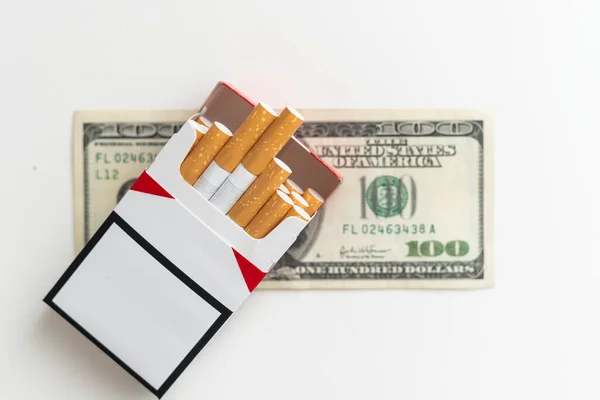 Yüz Dolarlık Banknotların Üzerinde Bir Paket Sigara Yüksek Sigara Maliyeti — Stok fotoğraf