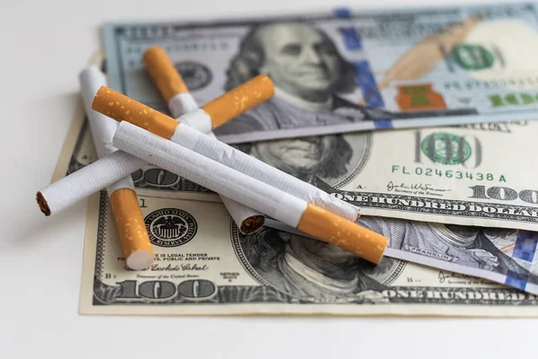 100 Dolarlık Banknot Sigara Tehlikeli Yaşam Tarzları Yüksek Kalite Fotoğraf — Stok fotoğraf