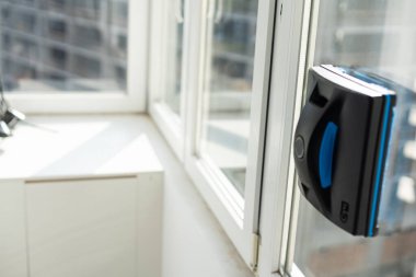 Beyaz robotik pencere temizleyicisi temizlik için bir fırça ve süpürge kullanır. Otomatik pencere temizleyicisi ev işleri için çok yardımcı oluyor. Yüksek kalite fotoğraf