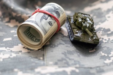 Oyuncak tank, dolar, iş. Yüksek kalite fotoğraf