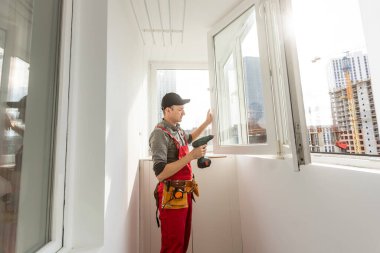 Ustabaşı odaya bir pencere çerçevesi yerleştirir. Yüksek kalite fotoğraf