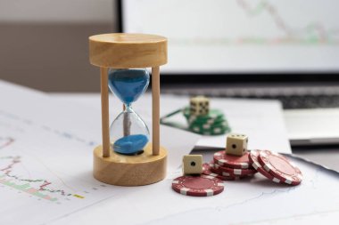 Borsa tablosunda mavi poker çipleri. Yüksek kalite fotoğraf