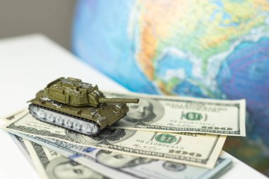 Belarus Litvanya haritasında minyatür oyuncak tankı. Yüksek kalite fotoğraf