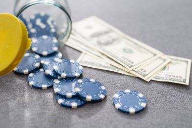 Küçük bir yığın Blue Poker Chips, arka planda yakın plan. Yüksek kalite fotoğraf