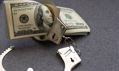 Banknotlar para ve kelepçe siyah arka planda izole. Yolsuzluk ya da dolandırıcılık için karanlık bir imaj. Para aklama konsepti. Yüksek kalite fotoğraf