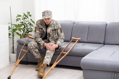 Koltuk değnekli, engelli bir asker..