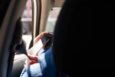 Erkeklerin elleri arabanın emniyet kemerini bağlar. Araba sürmeden önce emniyet kemerinizi bağlayın ve güvenli bir yolculuğa çıkın. Erkek sürücünün yakın çekimi emniyet kemerini bağlıyor