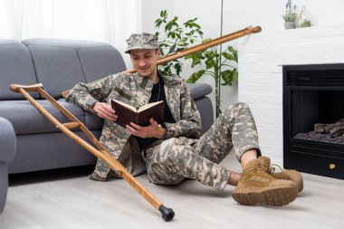 Askeri Yaralı Asker Koltuk değneği Kullanıyor.