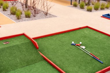 Mini golf, renkli golf sopaları, toplar..