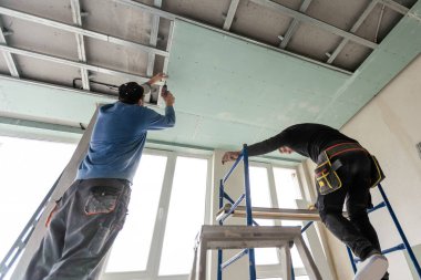 Alçıpan Kurucular. Alçıtaşı tutan adamlar kesilmiş. Yüksek kalite fotoğraf